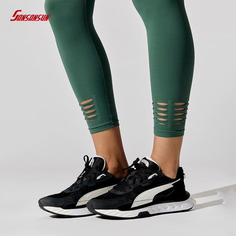 hole design of leggings leg